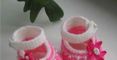 How to knit baby booties with knitting needles?